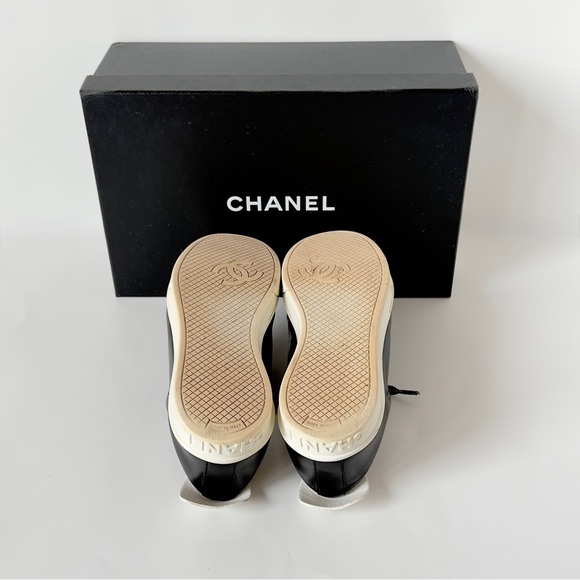 Chanel Women’s Leather Sneakers size Italy 38.5 (US8). - Picture 7 of 8